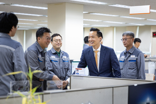 김동관 한화그룹 부회장이 경남 거제에 소재한 한화오션 옥포조선소를 방문해 임직원들을 격려하고 있다. 한화그룹 제공